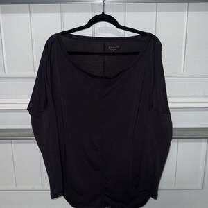 Athleta Essence Flow Long Sleeve Top in Black (M)
